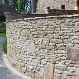 Kamenná zeď pohled z ulice
